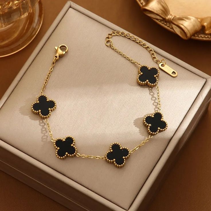 Luxury Clover Charm Gold Bracelet – Elegant Flower Link Bracelet for Women