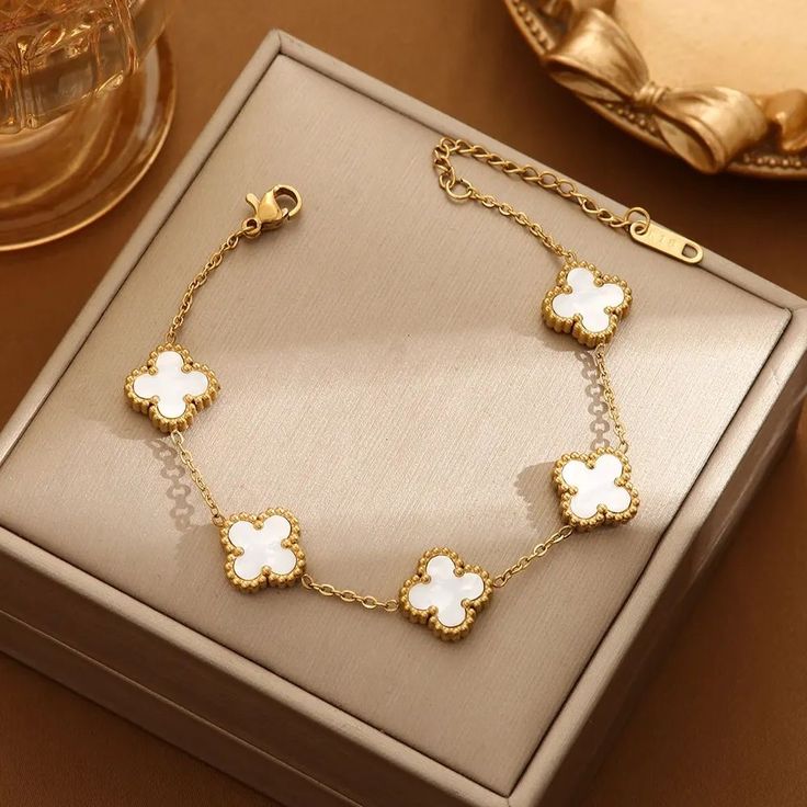 Luxury Clover Charm Gold Bracelet – Elegant Flower Link Bracelet for Women
