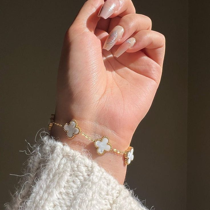 Luxury Clover Charm Gold Bracelet – Elegant Flower Link Bracelet for Women