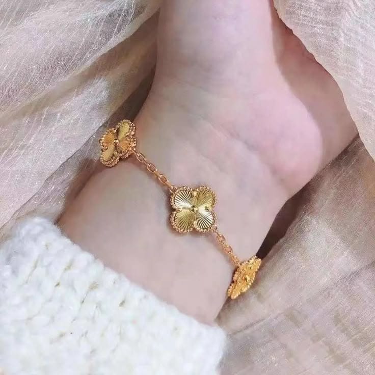 Luxury Clover Charm Gold Bracelet – Elegant Flower Link Bracelet for Women