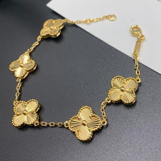 Luxury Clover Charm Gold Bracelet – Elegant Flower Link Bracelet for Women